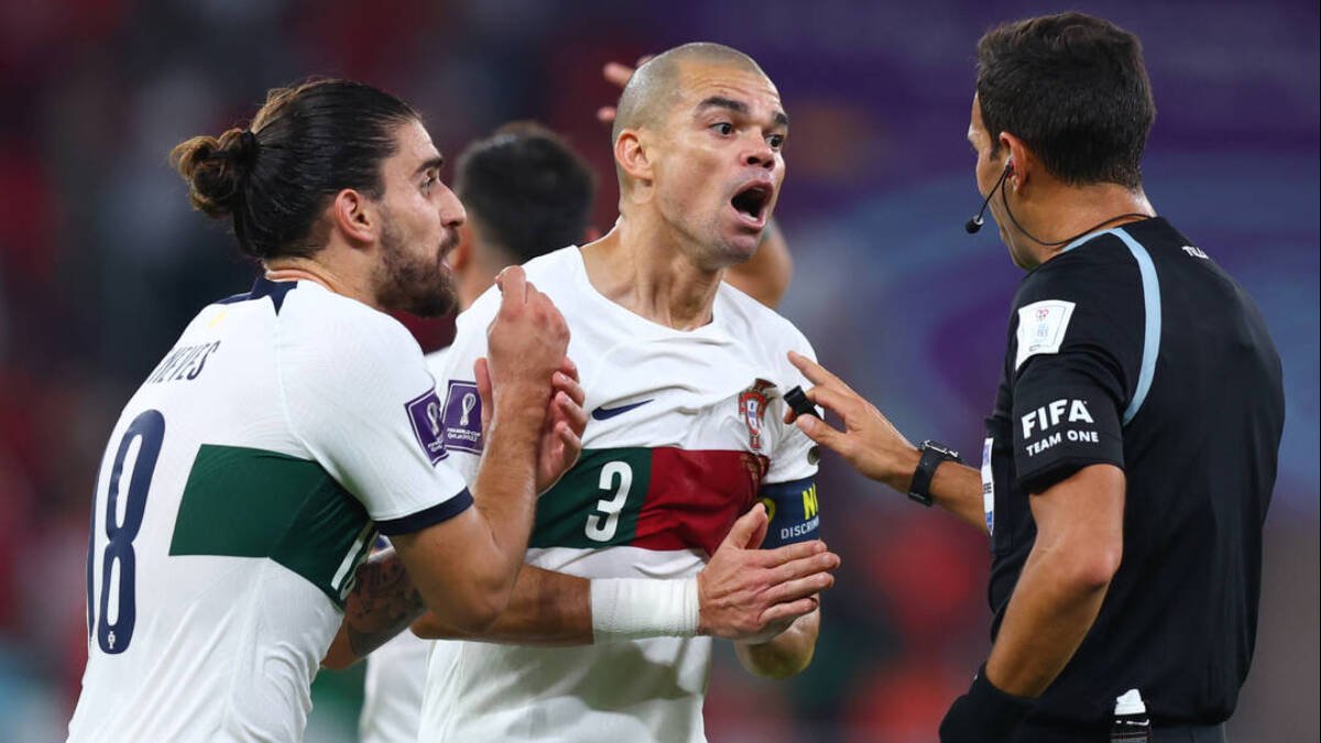 Pepe, protestando ante el árbitro en su despedida del Mundial.