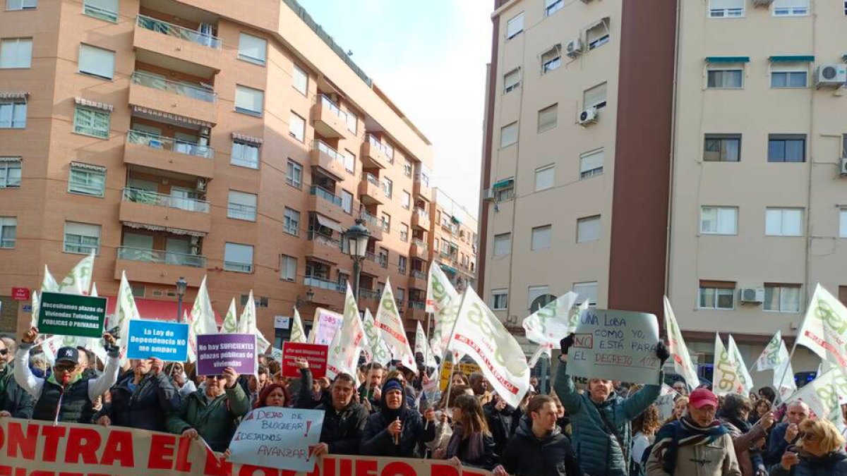 Concentración de personas dependientes y empresas gestoras de las viviendas tuteladas frente a la Conselleria de Igualdad.