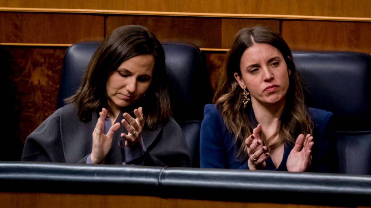 La ministra de Derechos Sociales y Agenda 2030, Ione Belarra (i), y la ministra de Igualdad, Irene Montero (d).