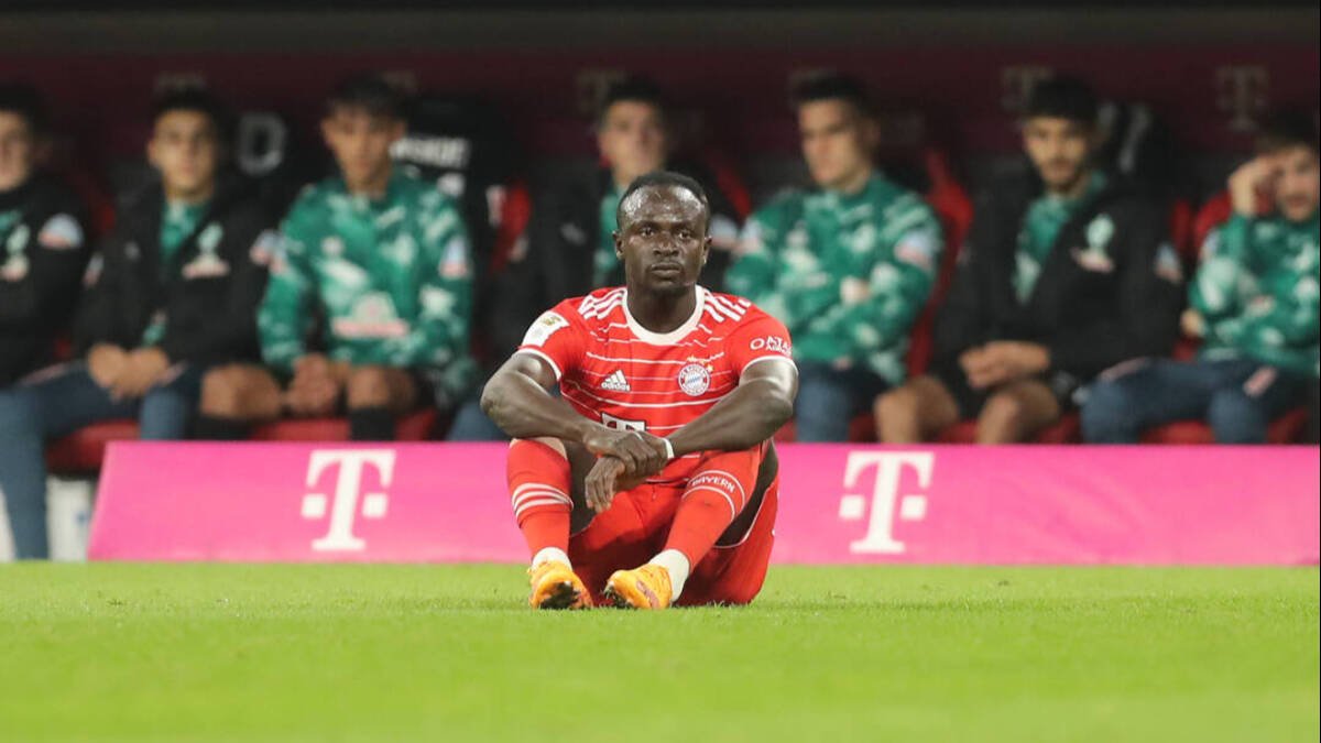 Sadio Mané, en el momento en el que cayó lesionado vistiendo la camiseta del Bayern.