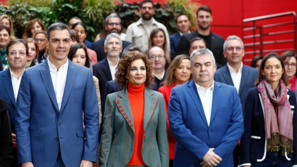 Sánchez convocó a su ejecutiva y los ministros del PSOE a una foto con sabor a despedida.