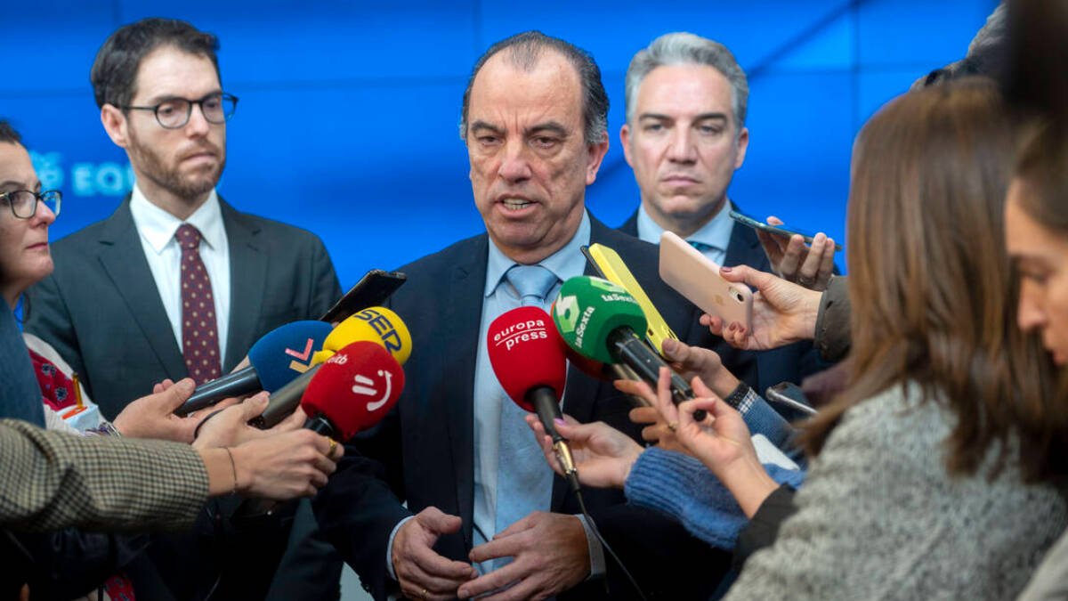 Carlos García Adanero, atiende a los medios tras su reunión con el coordinador general del PP, Elías Bendodo.