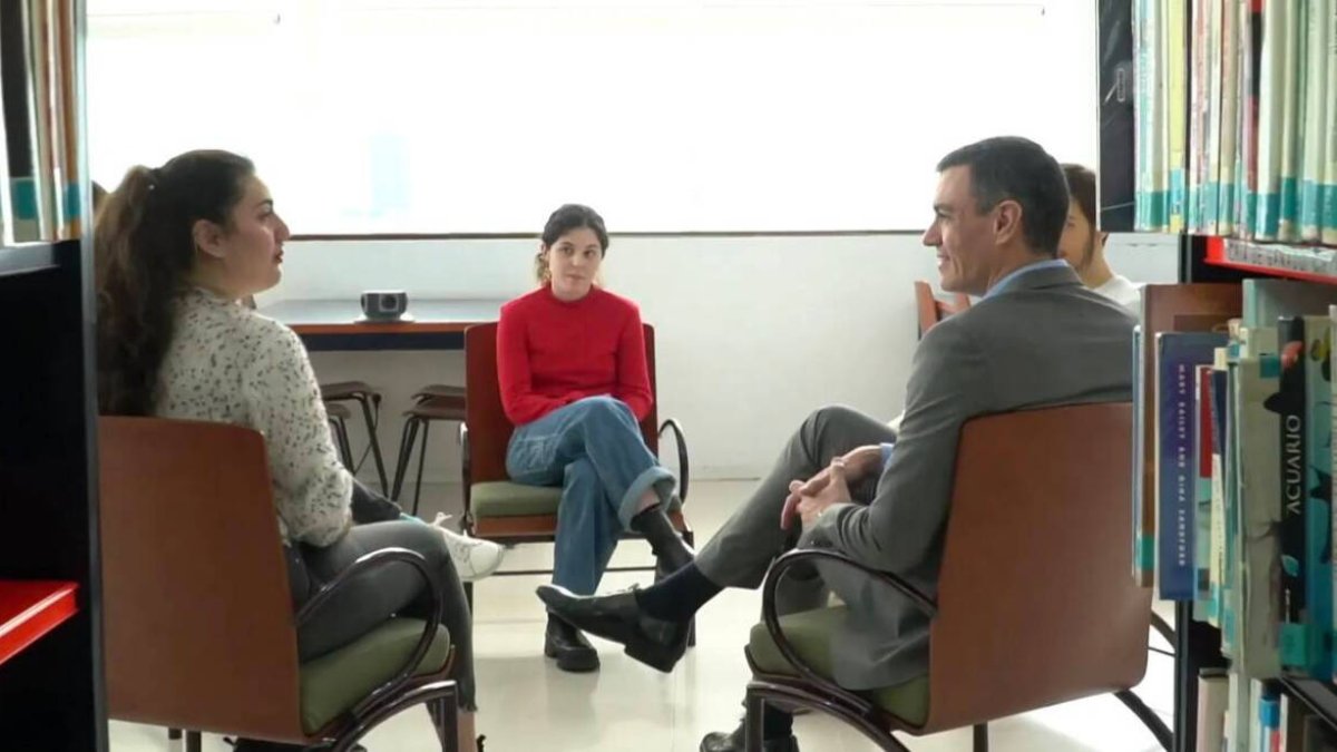 El presidente del Gobierno con unos estudiantes en la biblioteca de Fuenlabrada (Madrid)