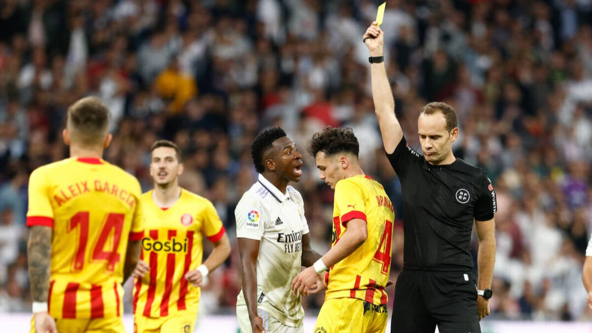 Melero López, mostrando una tarjeta en el Real Madrid-Girona.