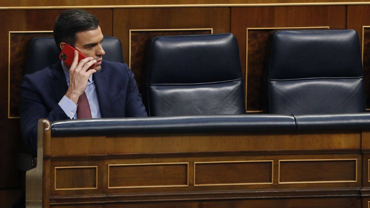 Pedro Sánchez, hablando por su teléfono móvil en su escaño.