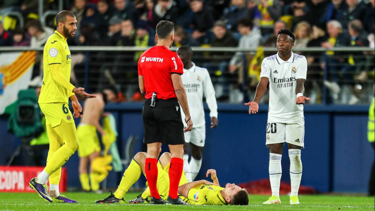 Vinicius se lamenta ante GIl Manzano en el Villarreal-Real Madrid de Copa del Rey.