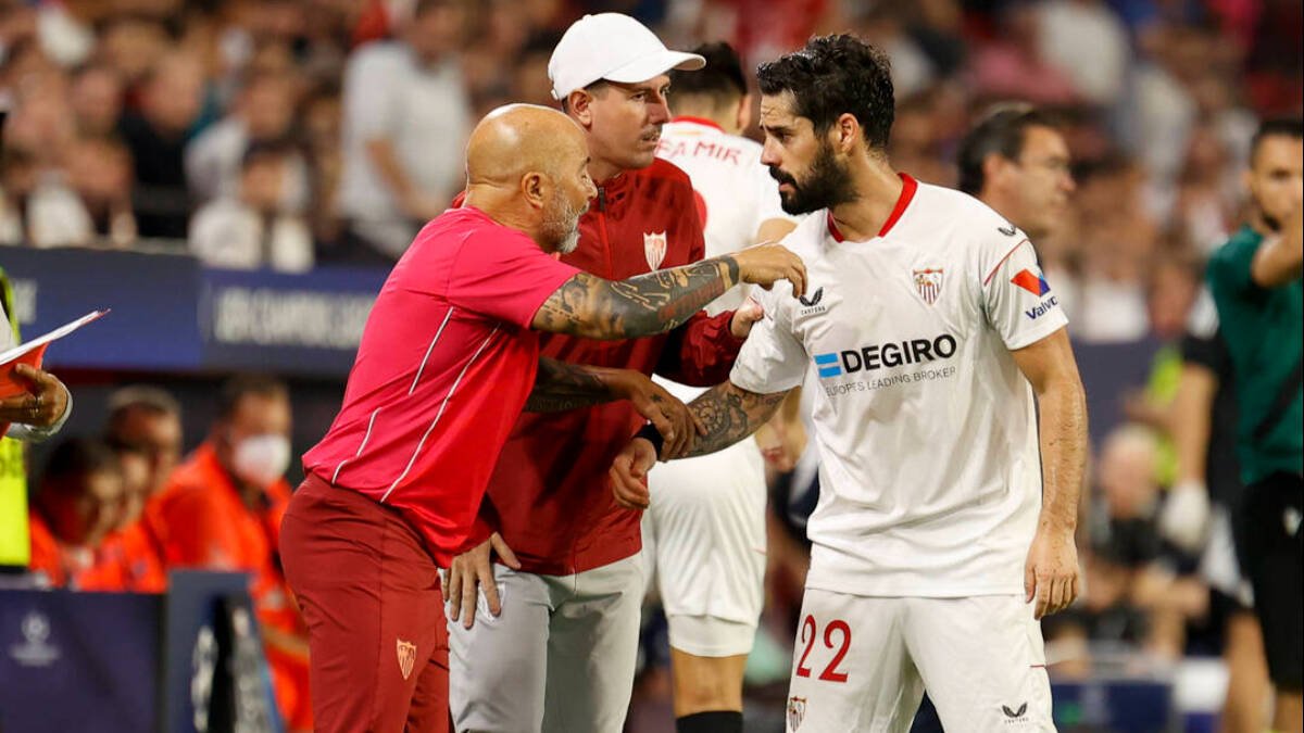 Isco, atendiendo las instrucciones de Sampaoli en un partido reciente del Sevilla.