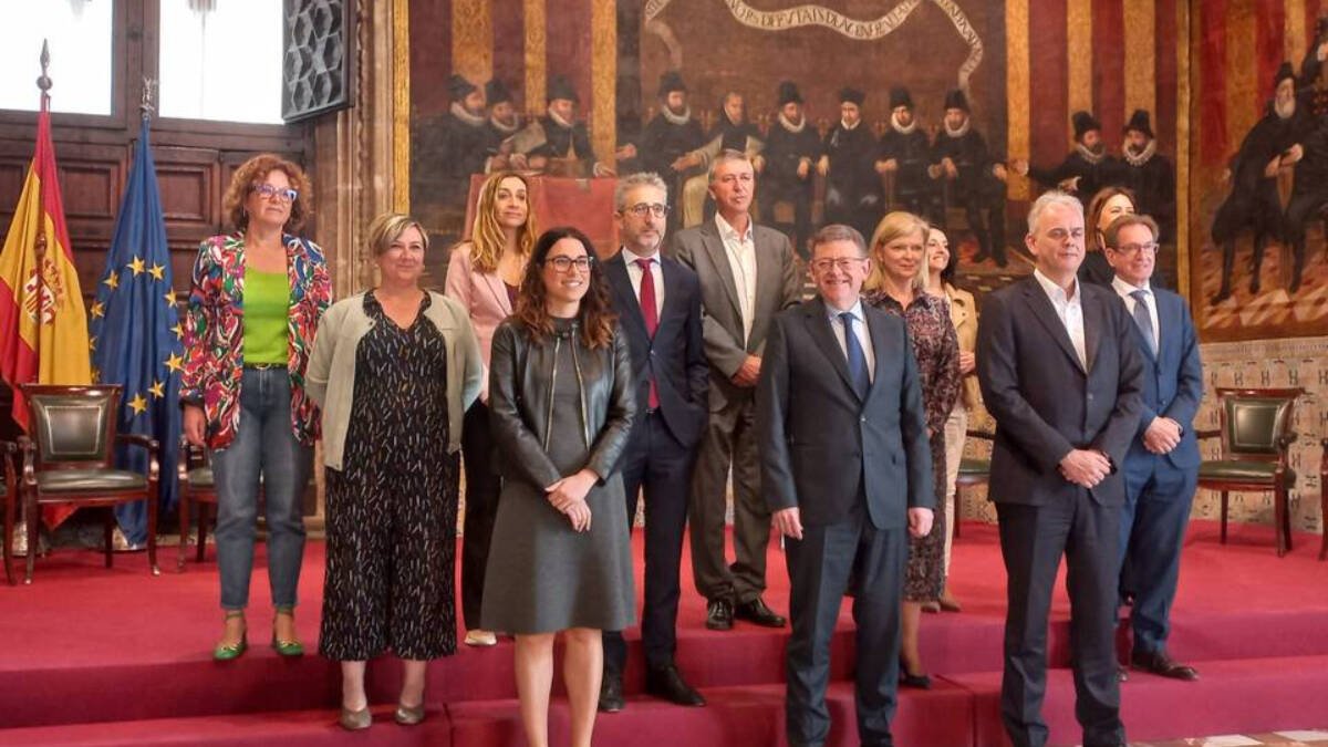 El presidente de la Generalitat y los consellers en el acto de disolución de Las Cortes.