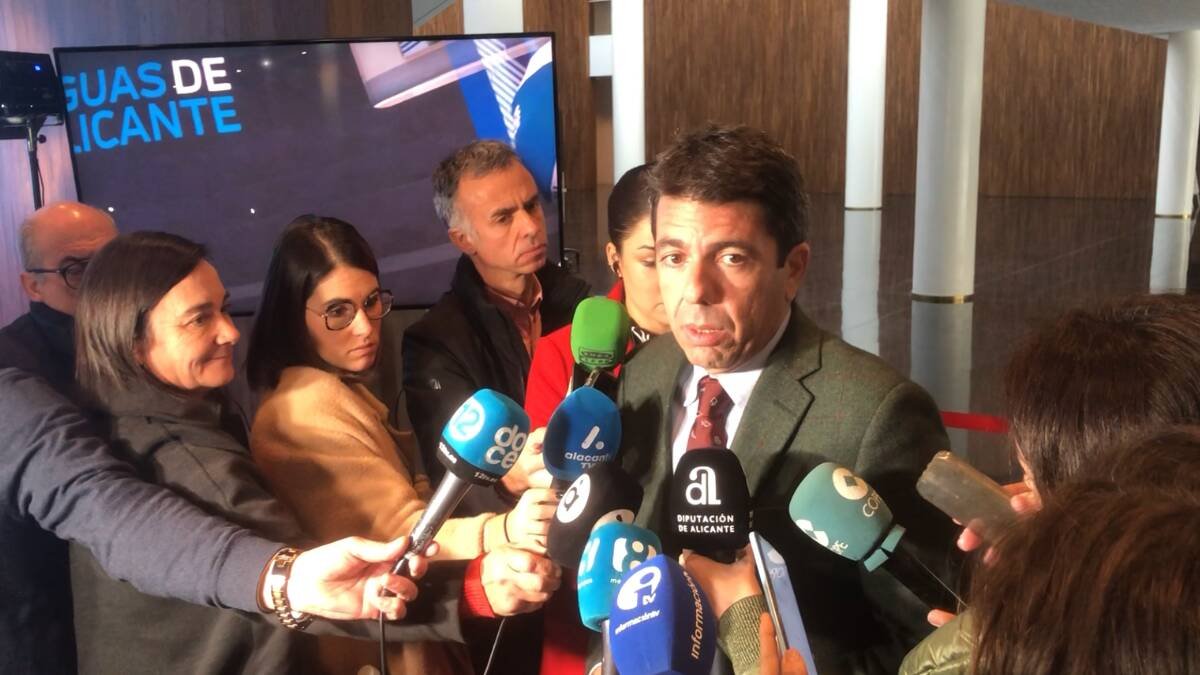 Carlos Mazón atendiendo hoy a los medios de comunicación durante el acto de celebración de los 125 años de Aguas de Alicante.