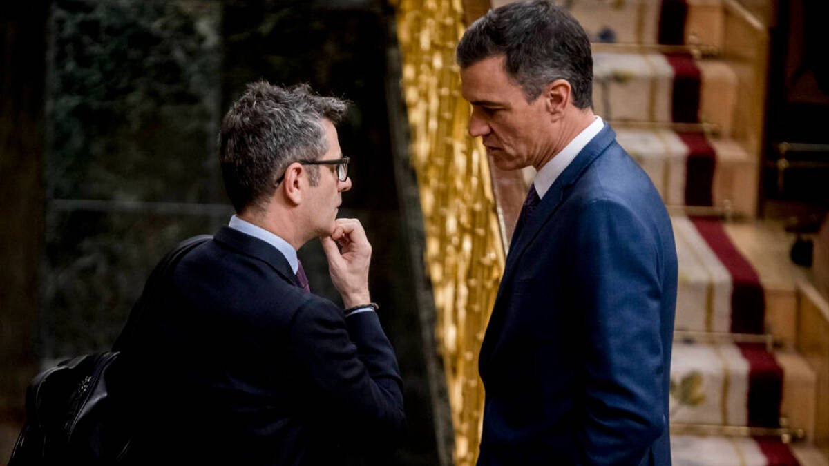 El ministro de Presidencia, Relaciones con las Cortes y Memoria Democrática, Félix Bolaños, y el presidente del Gobierno, Pedro Sánchez.