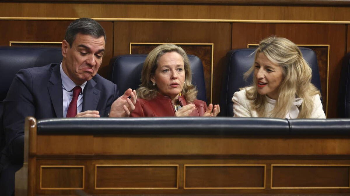 El presidente del Gobierno, Pedro Sánchez; la ministra de Asuntos Económicos, Nadia Calviño y la ministra de Trabajo y Economía Social, Yolanda Díaz.