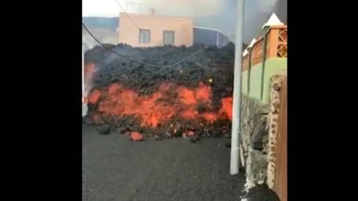 La lava arrasando sin control casas y carreteras.