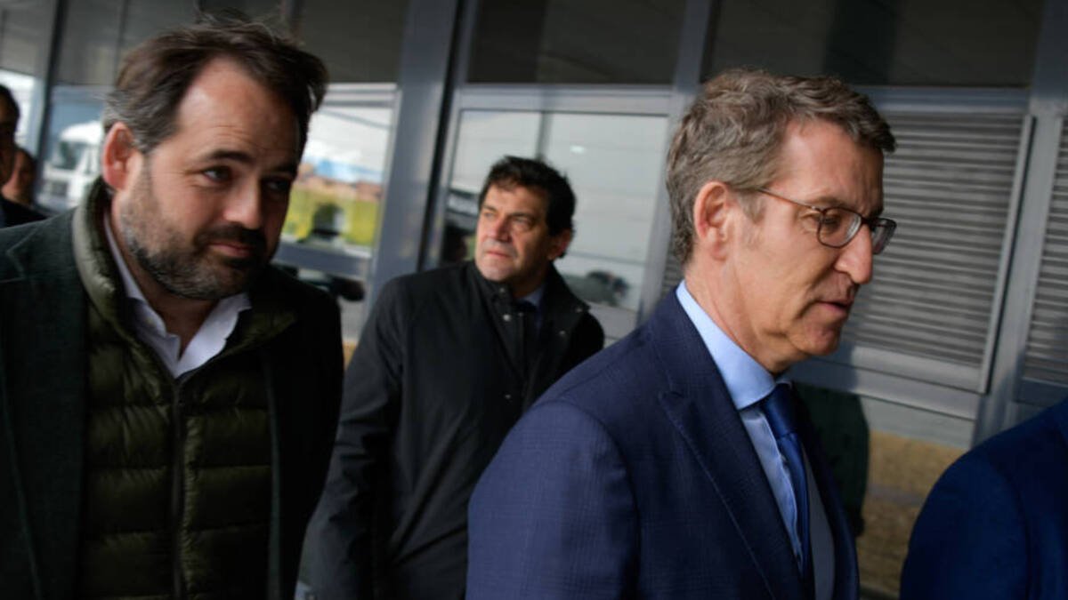 Paco Núñez y Alberto Núñez Feijóo visitan las instalaciones de las bodegas García Carrión en Daimiel (Ciudad Real)