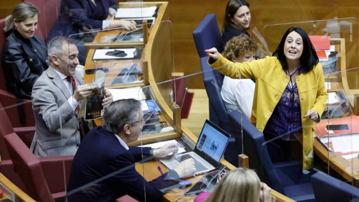 La consellera de Política Territorial, Rebeca Torró, contra el diputado Miguel Barrachina