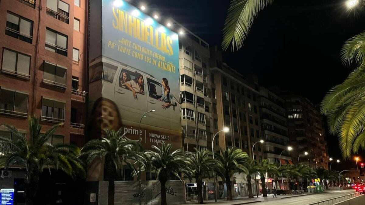 Cartel gigante en la Avenida de la Estación de 'Sin huellas'