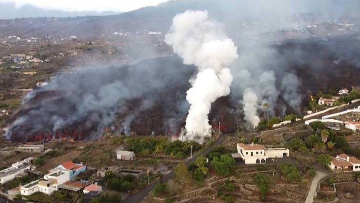 La avalancha de lava hacia el mar se ralentiza.