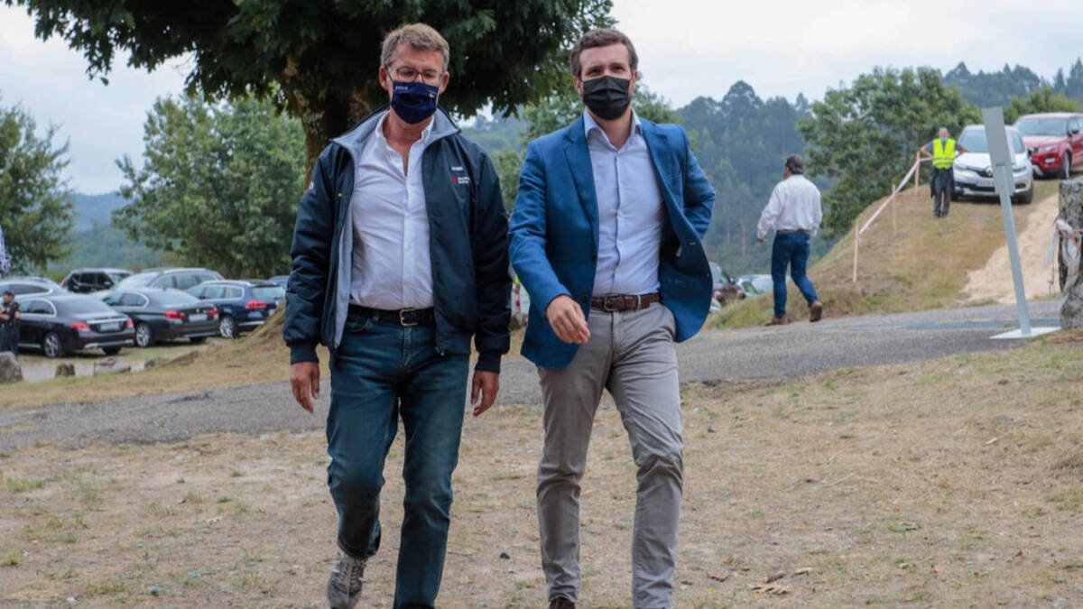 El presidente del PP, Alberto Núñez Feijóo, y el exlíder de los populares, Pablo Casado