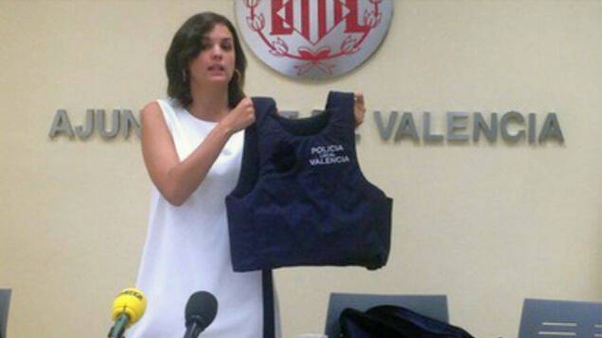 La vicealcaldesa de Valencia, Sandra Gómez, con un chaleco de la Policía Local