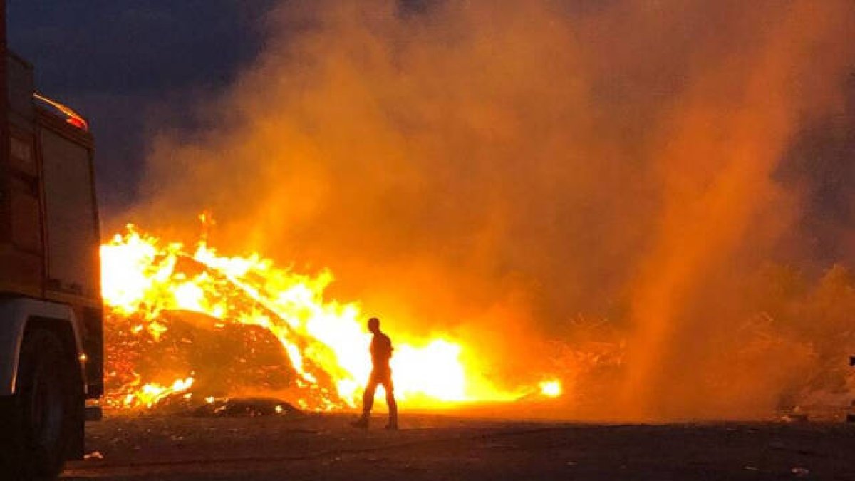 Los bomberos tardaron más de tres horas en apagar el fuego