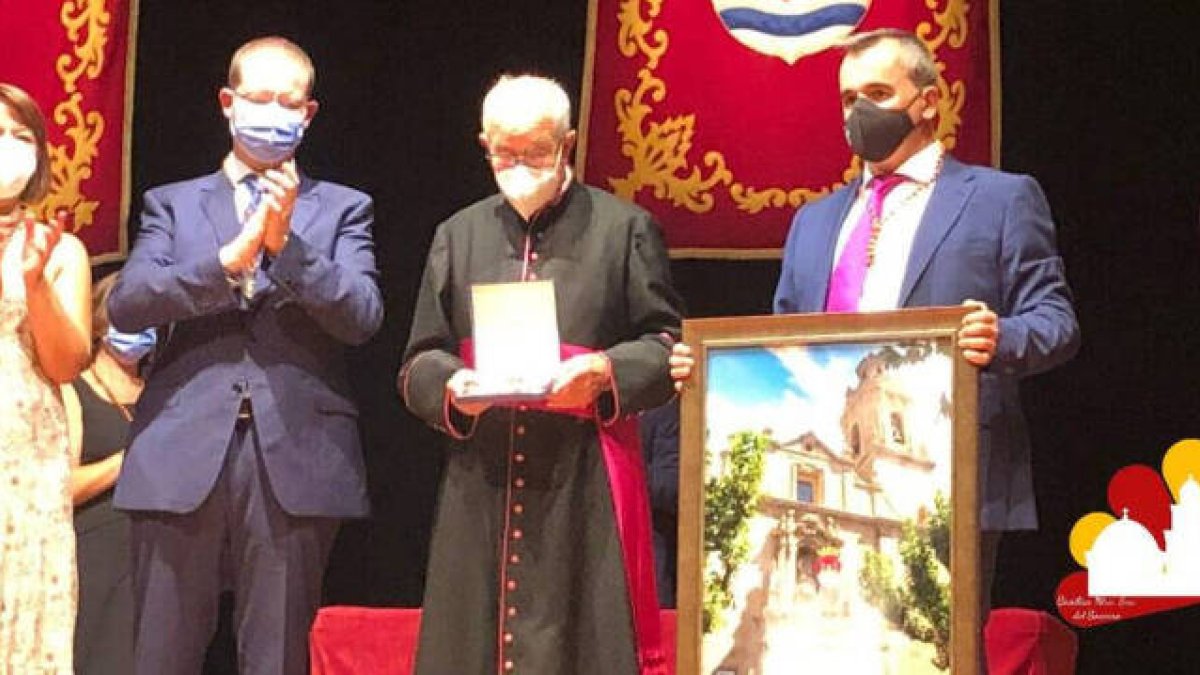 D. Fernando Navarro recibió este sábado un emotivo homenaje del pueblo de Aspe