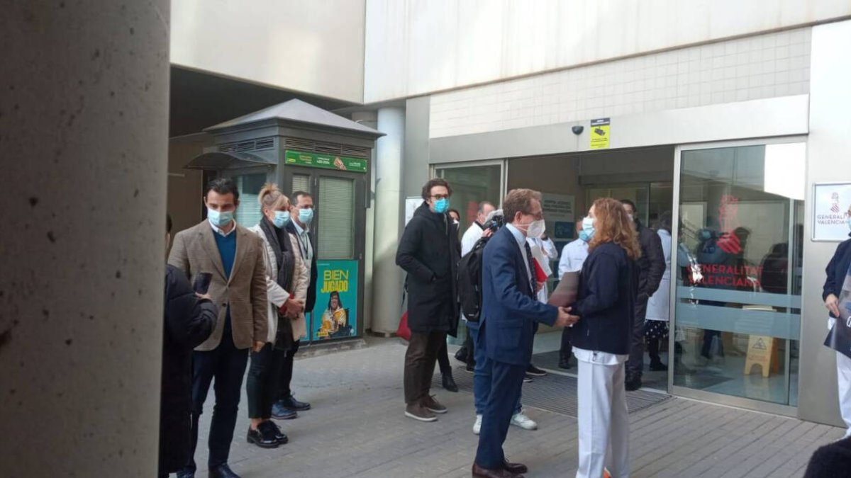 Visita de Miguel Mínguez al hospital de Torrevieja