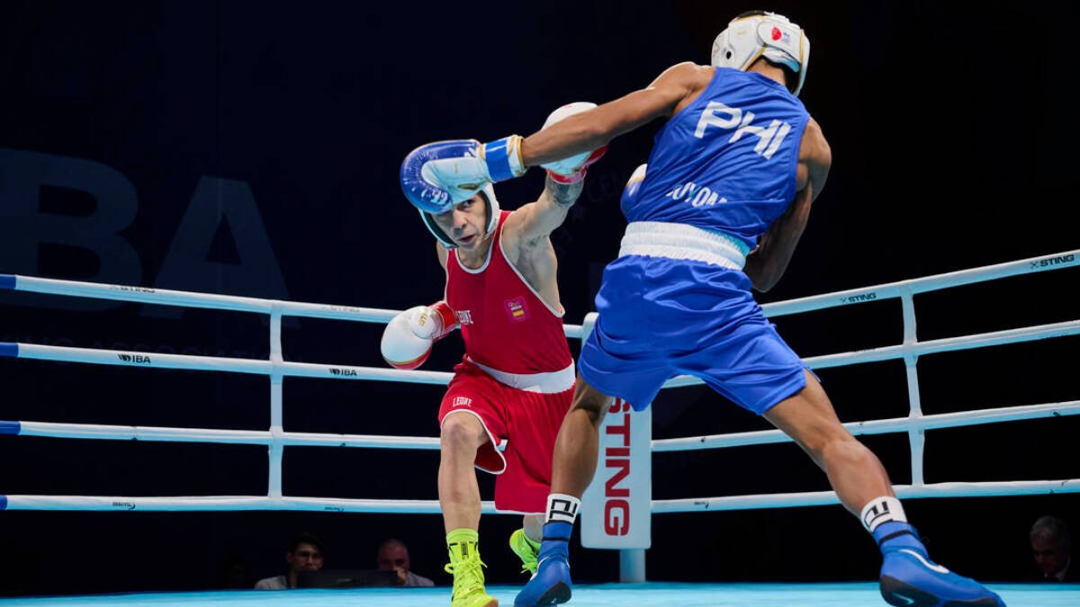 El español Rafa Lozano en pleno combate de semifinales con el filipino Ronel Suyom