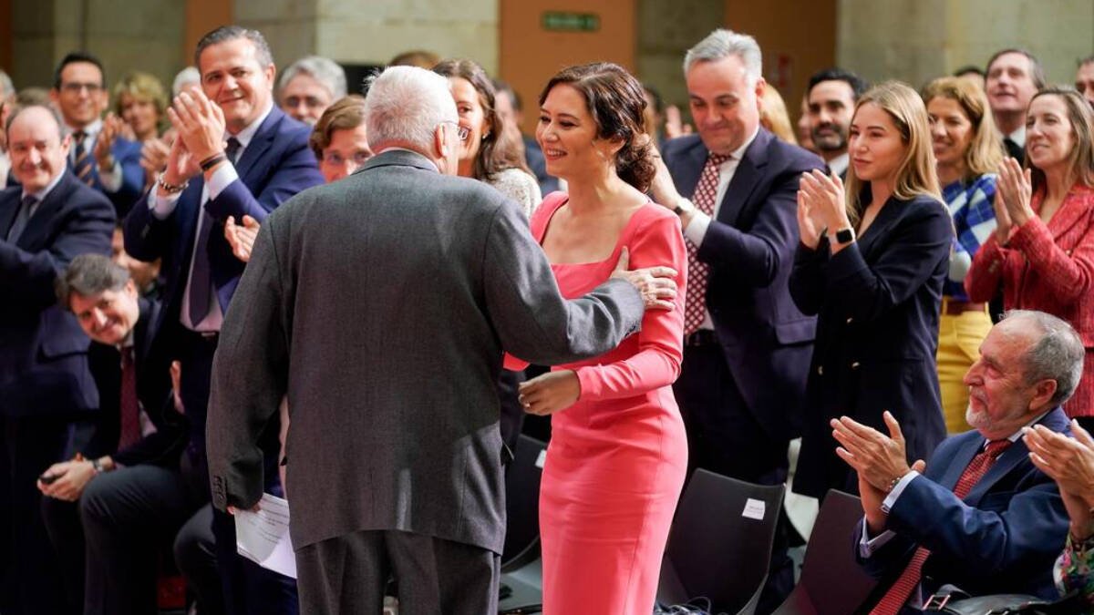 Díaz Ayuso saluda a Joaquín Leguina, primer presidente madrileño en los actos institucionales del 40 aniversario del Estatuto de la Autonomía de la Comunidad.