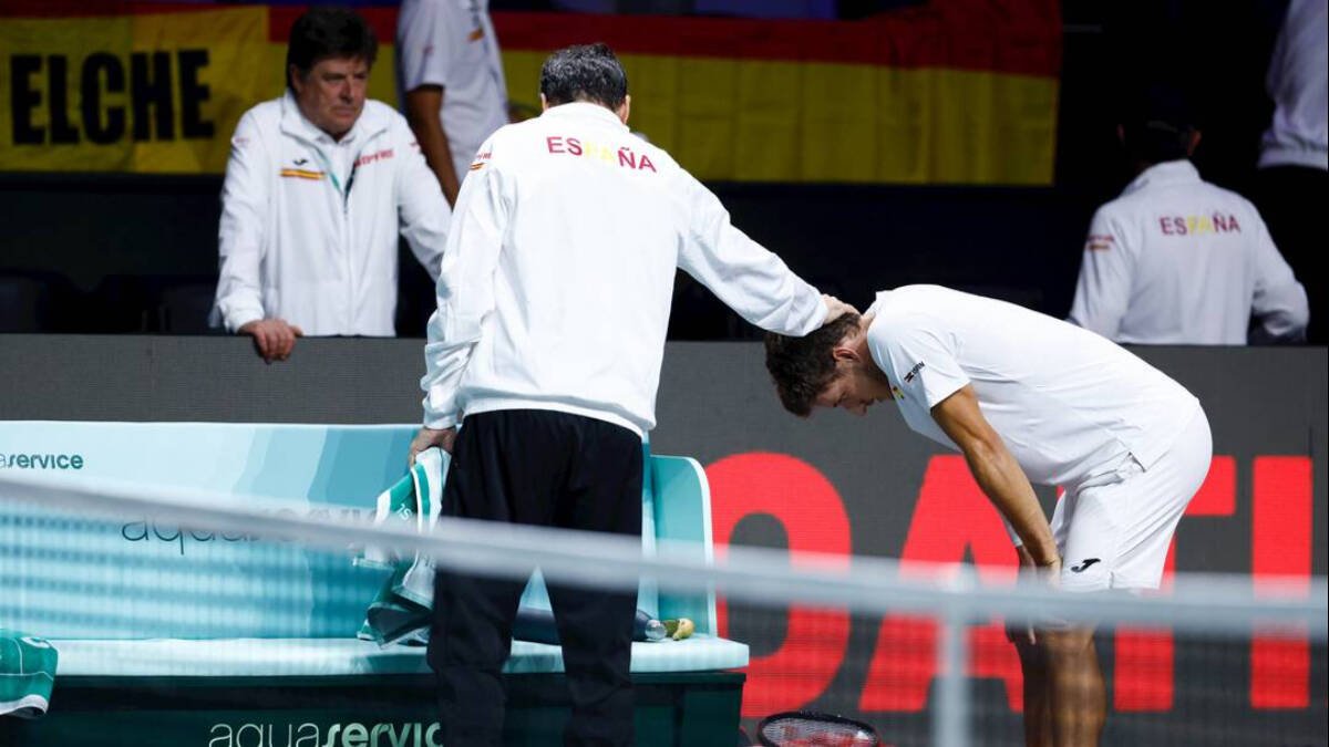 Sergi Bruguera consuela a Pablo Carreño a la conclusión del segundo partido.