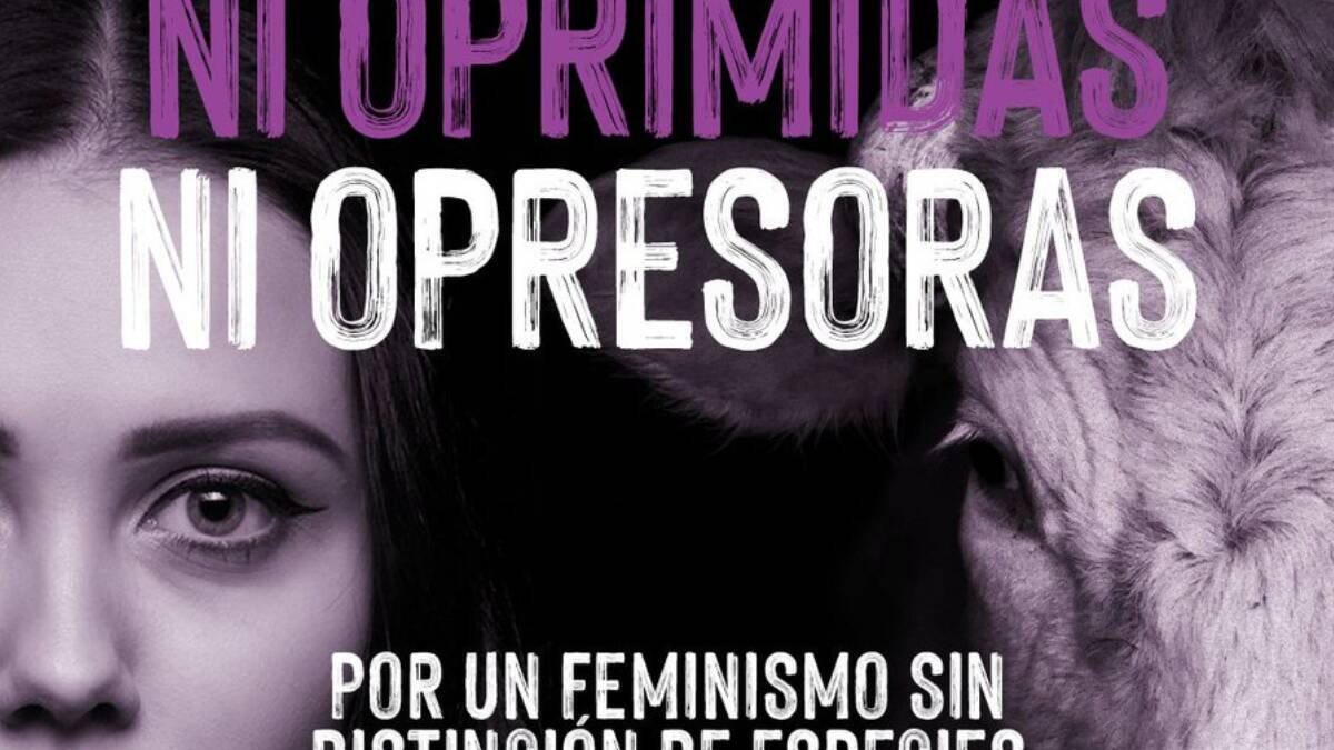 Cartel de PACMA para el 8M comparando a las mujeres con las vacas.