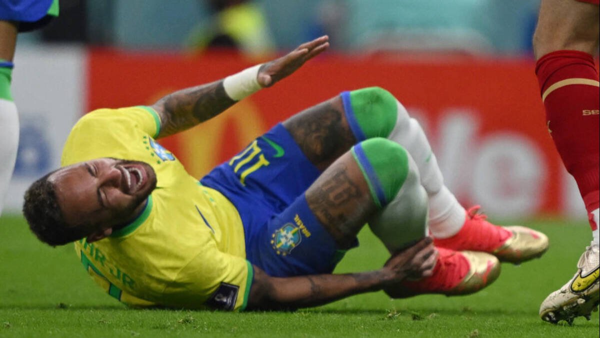 Neymar, en el momento en el que sufrió el esguince de tobillo.