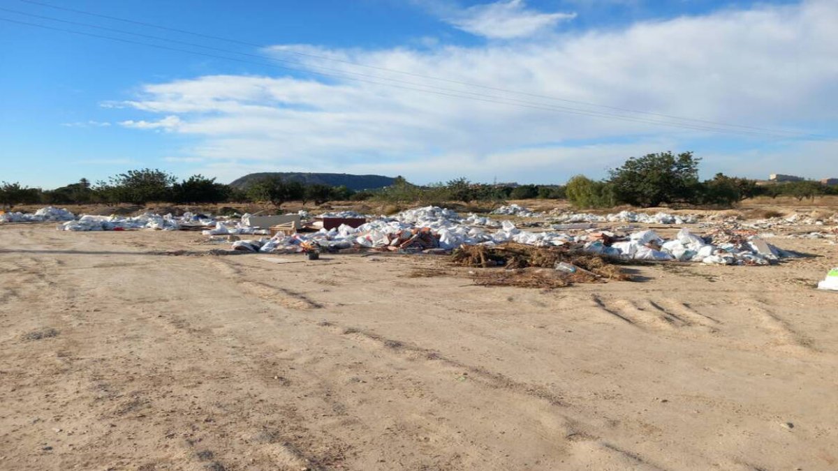 Entorno del monasterio de la Santa Faz lleno de basura y escombros.