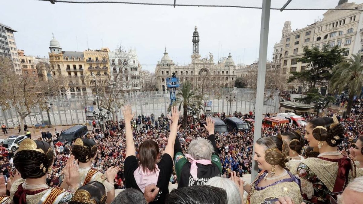 Responsables de la pirotecnia Nadal-Martí saludan desde el balcón principal del Ayuntamiento de València tras disparar la novena 'máscletà' de las Fallas 2023 - EUROPA PRESS