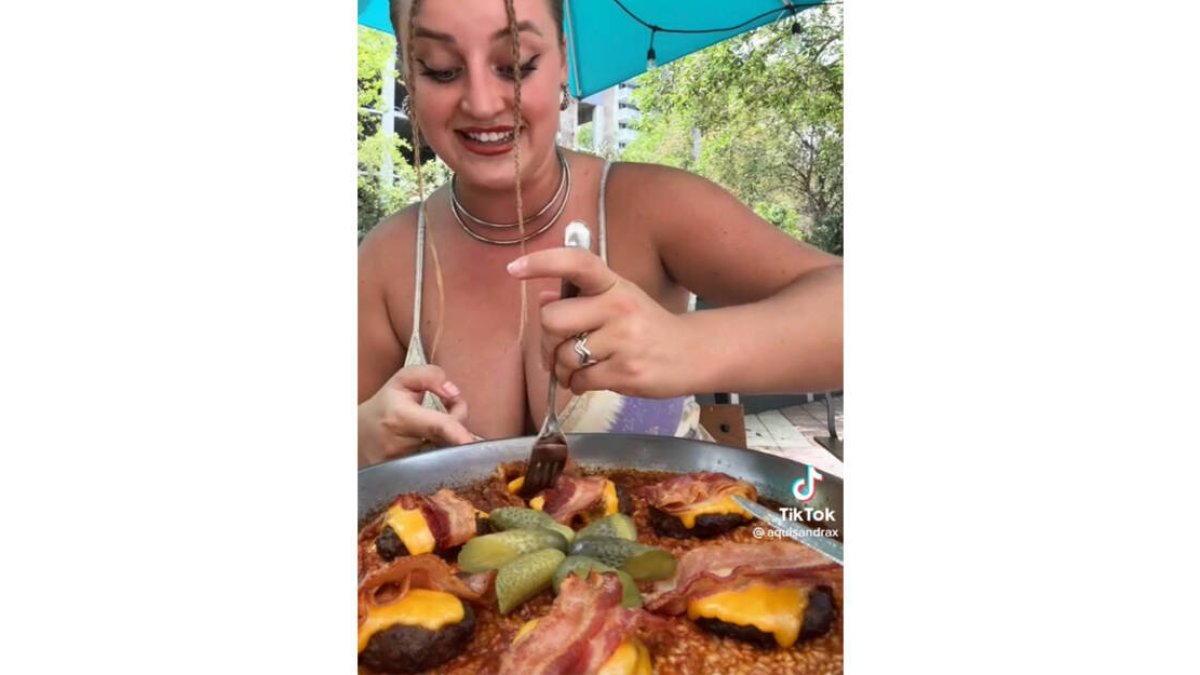 TikToker comiendo una paella de hamburguesa con queso y bacon