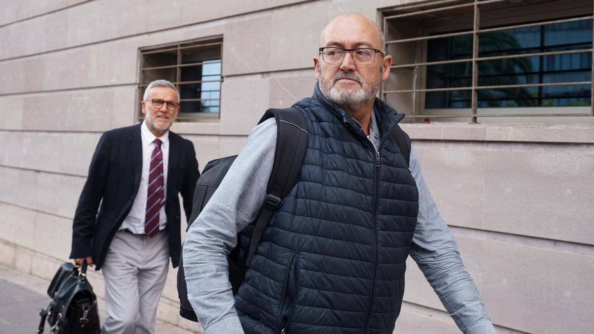 El exdiputado del PSOE, Juan Bernardo Fuentes, frente al juzgado.