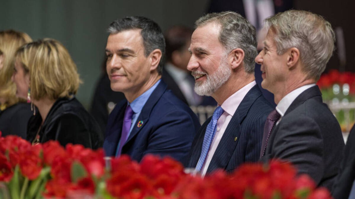 El presidente del Gobierno, Pedro Sánchez, junto al Rey Felipe VI durante la cena inaugural del Mobile World Congress 2023.