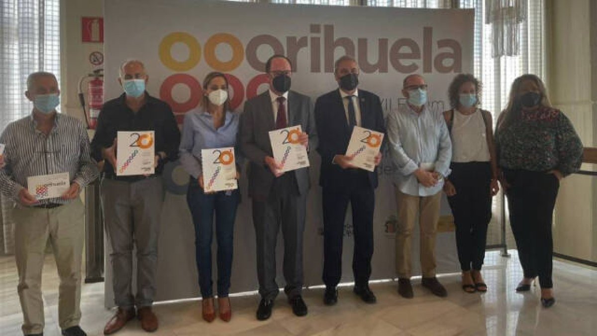 El alcalde de Orihuela, Emilio Bascuñana (centro) durante un moemnto de la presentación