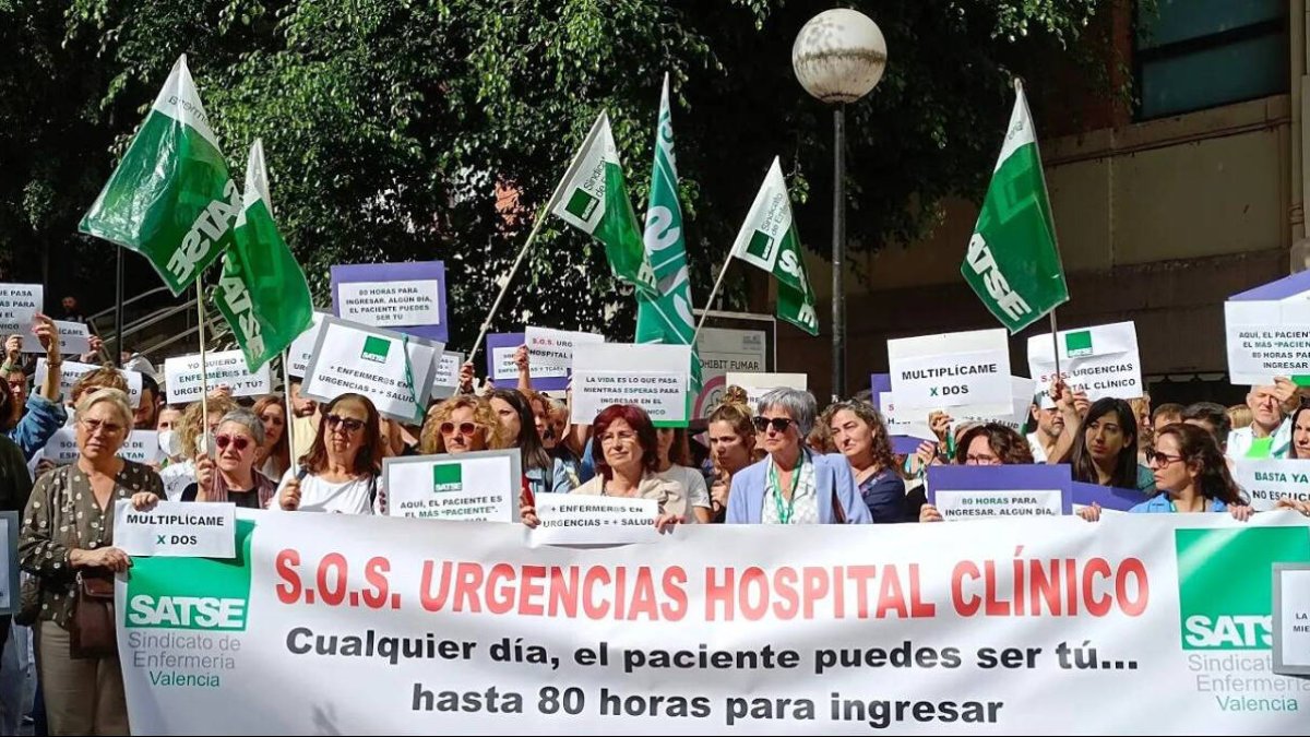 Concentración del Sindicato de Enfermería SATSE en el Hospital Clínico de Valencia / Sonia García - ESdiario.