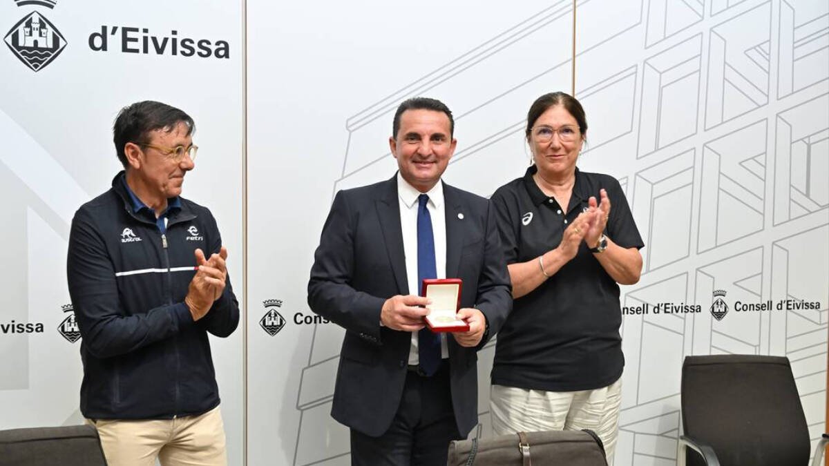 Bernabé Cano, alcalde de La Nucía, recibe la distinción de manos de Marisol Casado, presidenta de la Federación Mundial de Triatlón y José Hidalgo, presidente de la FETRI