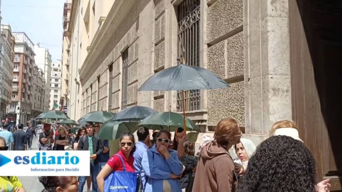 Colas del padrón en Valencia.