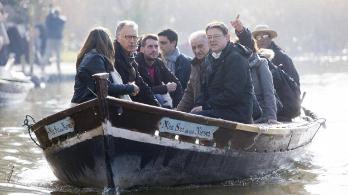 Ximo Puig en una barca de l'Albufera