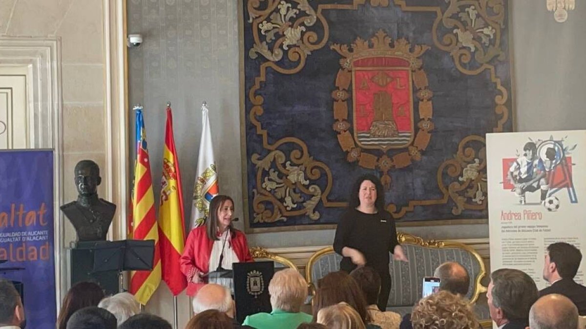 Andrea Piñero dando el discurso en el Salón Azul del Ayuntamiento de Alicante