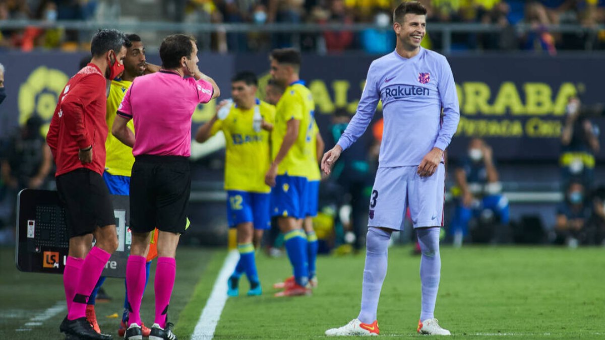 Gerard Piqué, en un momento del encuentro de ayer en Cádiz.