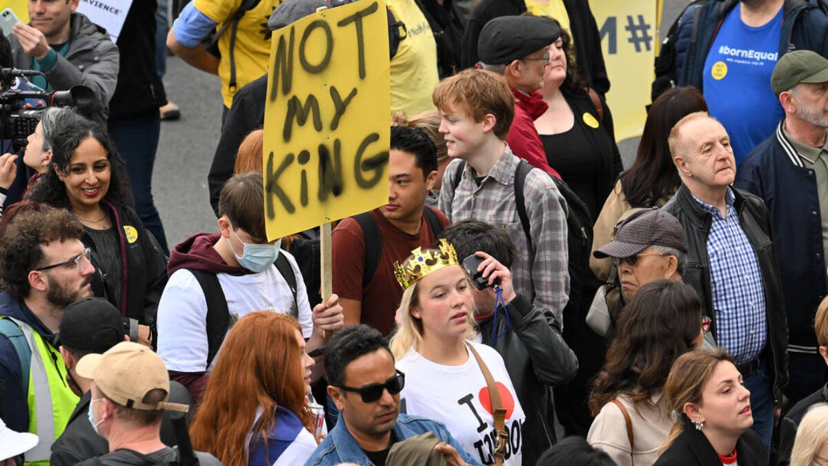 Manifestantes contra la monarquía británica.