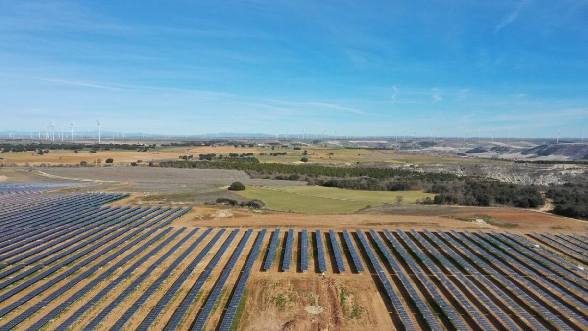 Iberdrola invierte 40 millones de euros en una planta híbrida eólica y solar