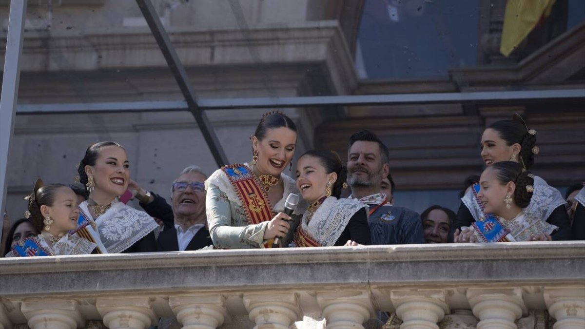 La fallera mayor durante la mascletà de la pirotecnia Hermanos Caballer, en la Plaza del Ayuntamiento de Valencia - EUROPA PRESS