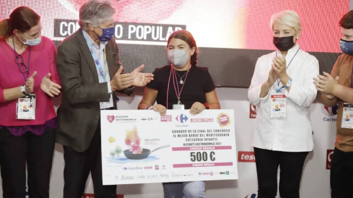 La joven Sukeina Hernández recogiendo el premio de manos del jurado