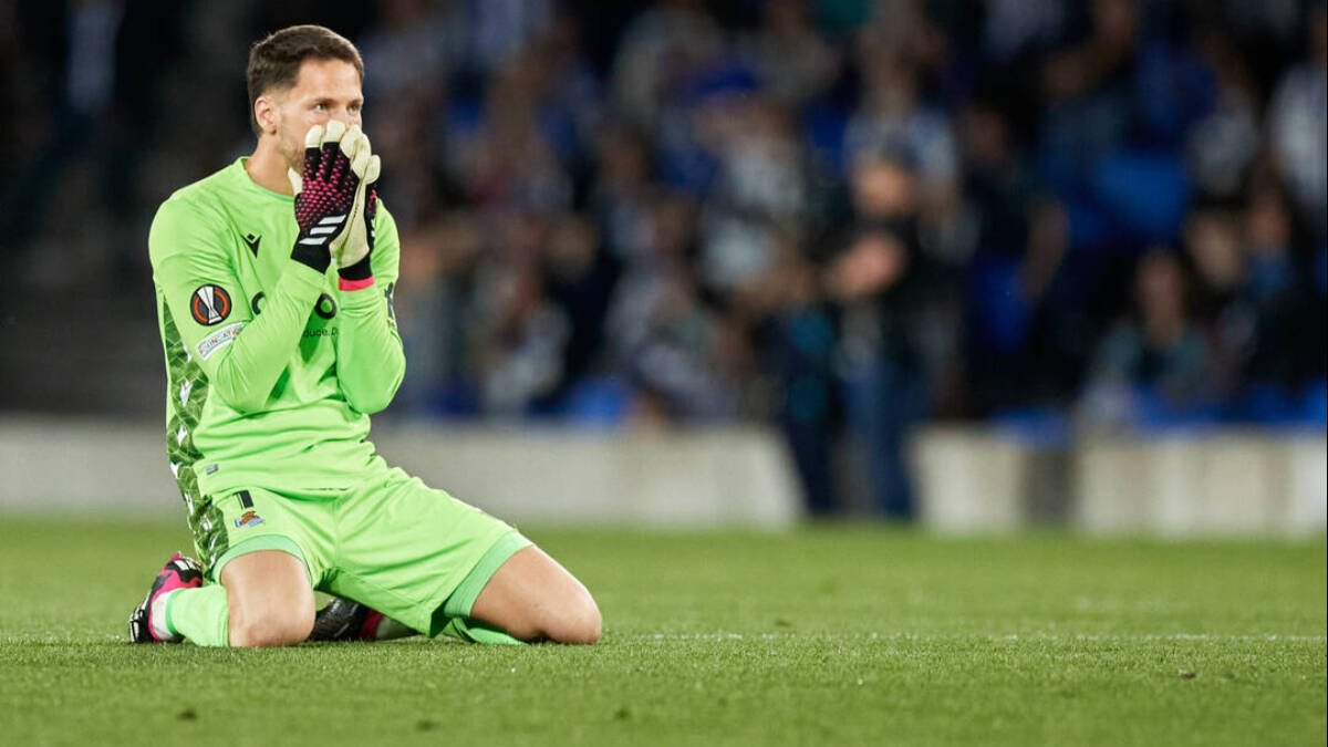 Álex Remiro, portero de la Real Sociedad, se lamenta tras una ocasión fallada anoche por su equipo.