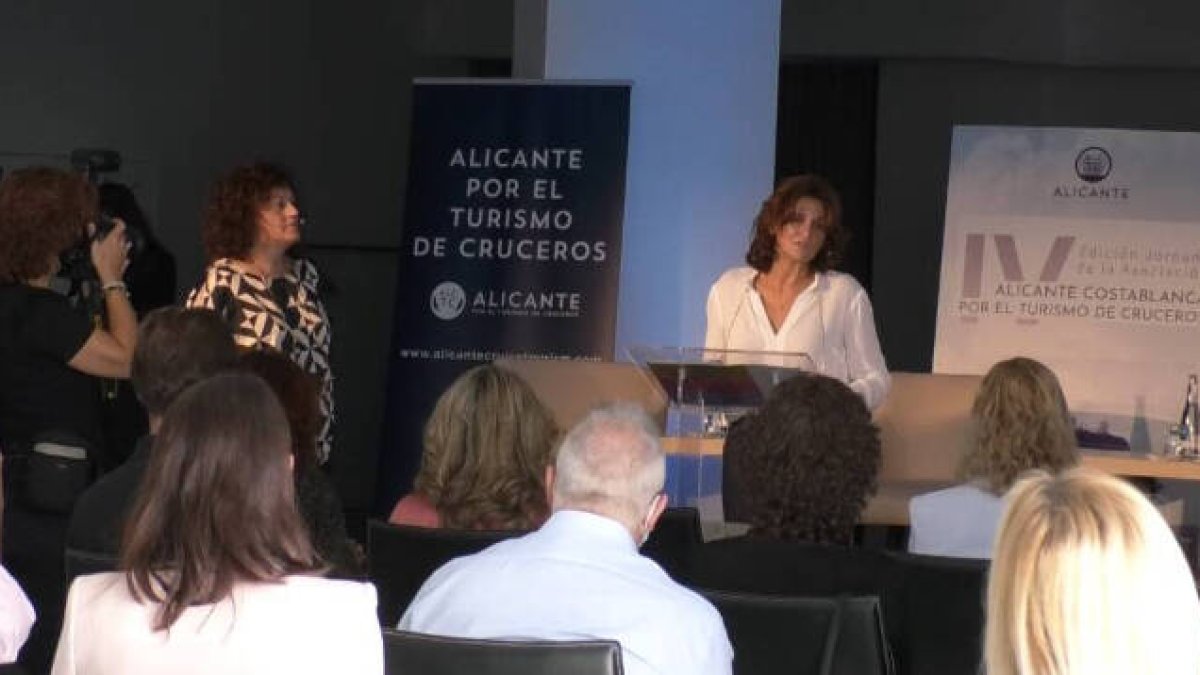 La concejal de Turismo y Festividades, Mariola Rocamora, durante su exposición en la jornada de cruceristas