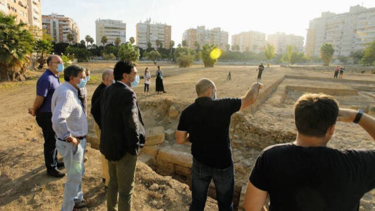 El alcalde de Alicante, Luis Barcala, ha visitado las excavaciones en el Parque de las Naciones