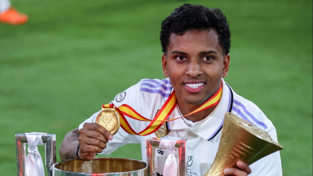 Rodrygo, en las celebraciones posteriores a la consecución del título de Copa del Rey.